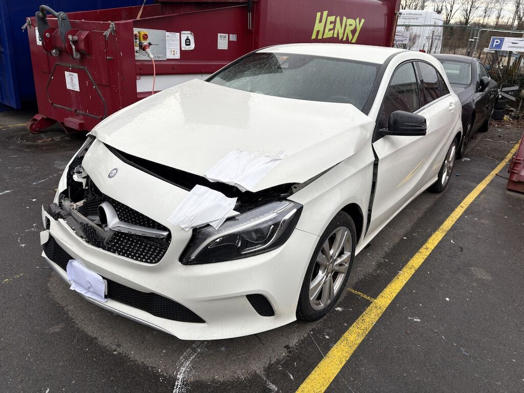 Mercedes-Benz Classe A W176 A 200 d Urban ID 460102